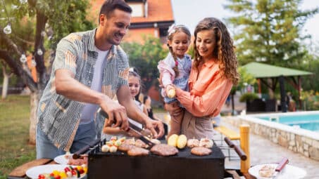 Charcoal Grill vs Gas Grill–Which One Is Best?